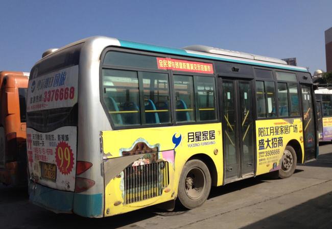 公交车车身广告,阳江公交车车身广告费用,红与黑