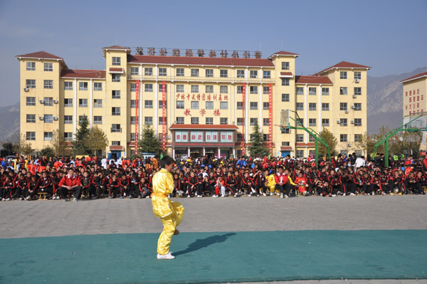 嵩山少林武术学校 图 _少林寺学校学费_少林寺