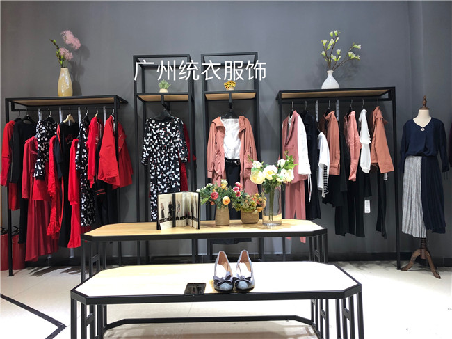 首页 供应信息 二手 服装服饰 毛衣/针织衫 > 统衣服饰女装折扣批发
