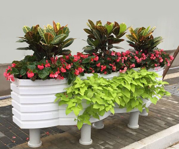 仿木pvc花箱本身就是一种艺术景观,再搭配植物花卉,广西pvc道路花箱