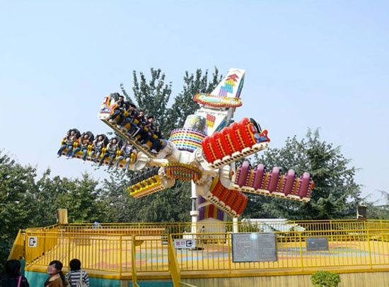大摆锤是一种大型的游乐设备,常见于各大游乐园.