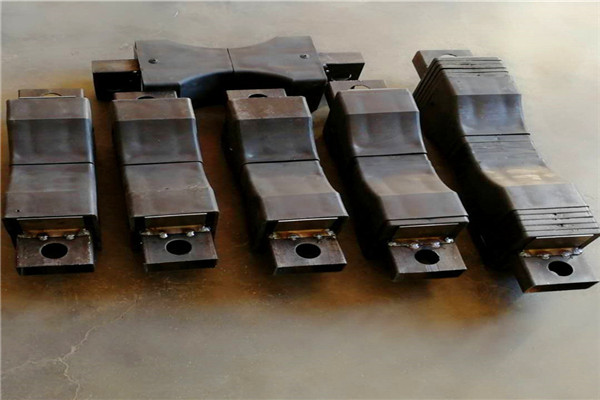 装置,包括支架,所述石油钻杆托架厂家加工由支腿及与支腿相连的围护